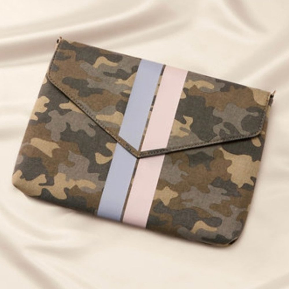 STELLA & DOT BELLAMY CLUTCH-CAMO